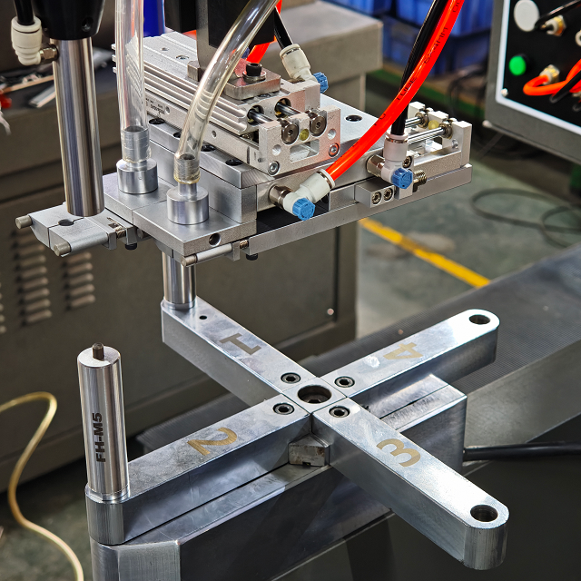 CW-824-2E Double-disc automatic feeding hydraulic fastener insertion machine